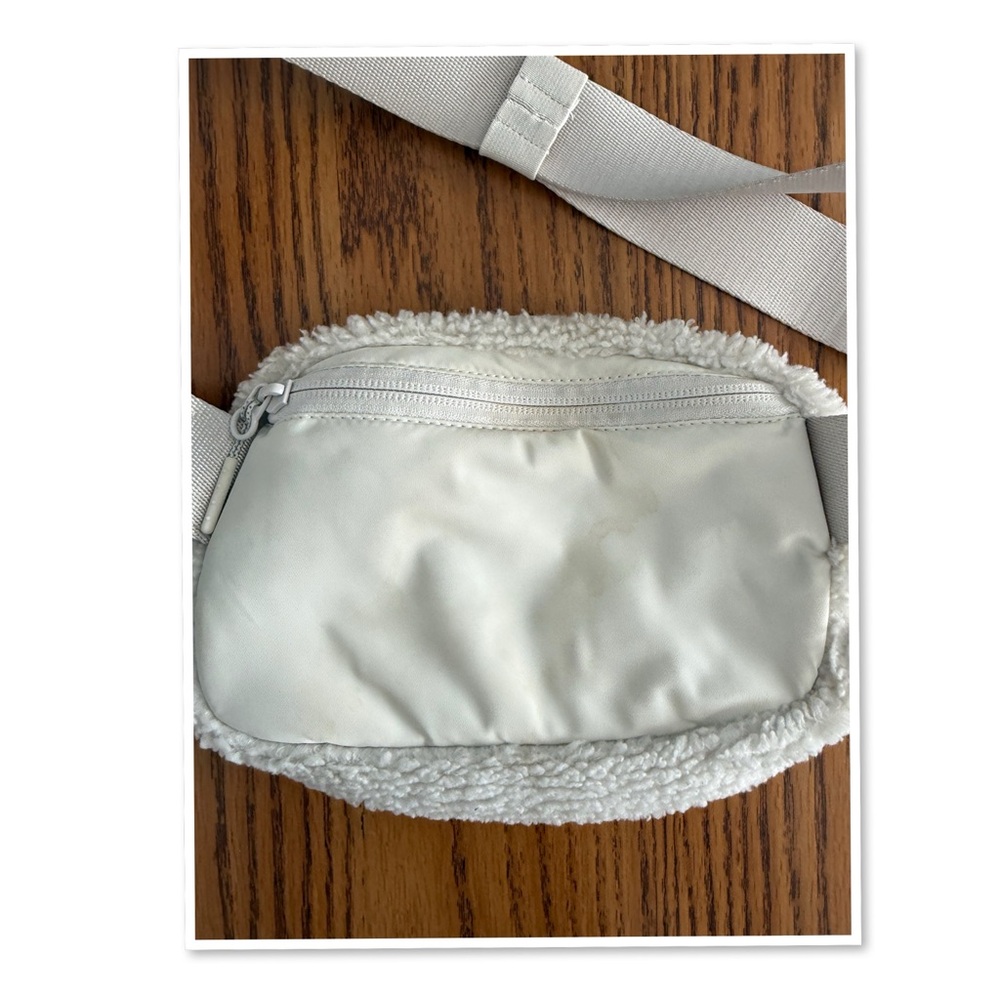 Lululemon Athletica Ivory Fleece Everywhere Bag With Belt - Picture 3 of 15